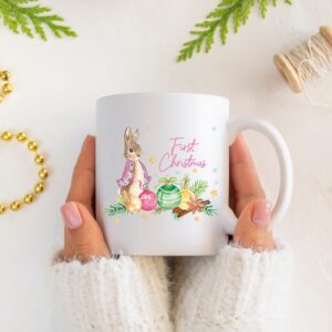 Peter Rabbit Pink First Christmas Χριστουγεννιάτικη Κούπα Κεραμική κούπα γυαλιστερή άσπρου χρώματος Υψηλή ποιότητα εκτύπωσης Ανθεκτική σε πλυντήριο πιάτων Χωρητικότητα 11oz Τεμάχια : 1