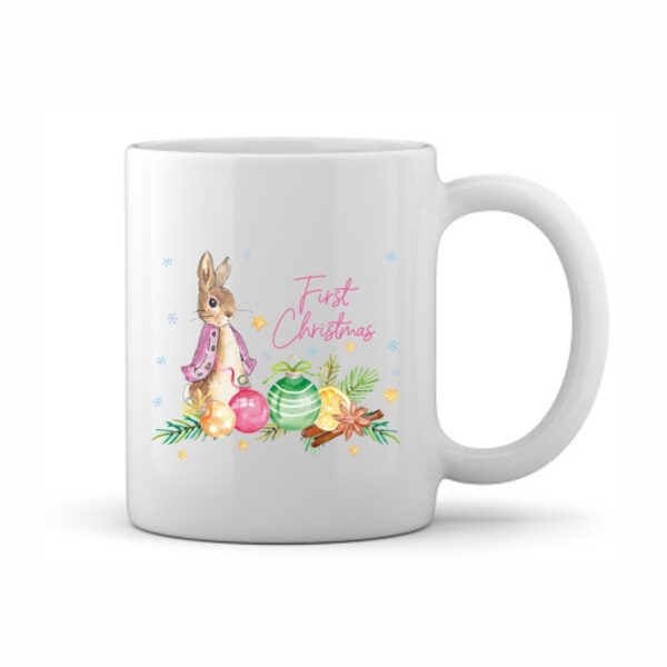 Peter Rabbit Pink First Christmas Χριστουγεννιάτικη Κούπα Κεραμική κούπα γυαλιστερή άσπρου χρώματος Υψηλή ποιότητα εκτύπωσης Ανθεκτική σε πλυντήριο πιάτων Χωρητικότητα 11oz Τεμάχια : 1