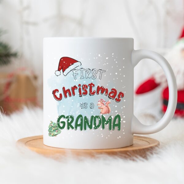 First Christmas as a Grandma - Χριστουγεννιάτικη Κούπα! Πρώτη φορά Γιαγιά - κάτι τόσο μοναδικό και υπέροχο!!!! Χειροποίητη Χριστουγεννιάτικη Κούπα με την δυνατότητα να έχουμε το όνομα του ατόμου που θέλουμε να το δωρίσουμε! Αναφέρετε στις παρατηρήσεις το όνομα που θέλετε να βάλουμε στη κούπα! Προσωποποιημένες κούπες για ένα ξεχωριστό δώρο. Γιορτάστε την πιο όμορφη γιορτή της χρονιάς διακοσμώντας το τραπέζι του πρωινού ή τον χώρο σας με τις θεματικές Χριστουγεννιάτικες κούπες της Craftbox! Μπορείτε να τις κάνετε δώρο ή σκέτες ή γεμίζοντάς τες με λιχουδιές ή ζαχαρωτά