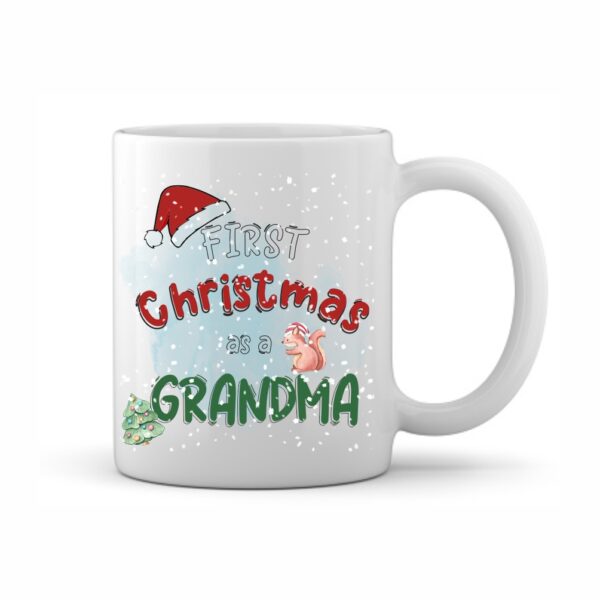 First Christmas as a Grandma - Χριστουγεννιάτικη Κούπα! Πρώτη φορά Γιαγιά - κάτι τόσο μοναδικό και υπέροχο!!!! Χειροποίητη Χριστουγεννιάτικη Κούπα με την δυνατότητα να έχουμε το όνομα του ατόμου που θέλουμε να το δωρίσουμε! Αναφέρετε στις παρατηρήσεις το όνομα που θέλετε να βάλουμε στη κούπα! Προσωποποιημένες κούπες για ένα ξεχωριστό δώρο. Γιορτάστε την πιο όμορφη γιορτή της χρονιάς διακοσμώντας το τραπέζι του πρωινού ή τον χώρο σας με τις θεματικές Χριστουγεννιάτικες κούπες της Craftbox! Μπορείτε να τις κάνετε δώρο ή σκέτες ή γεμίζοντάς τες με λιχουδιές ή ζαχαρωτά