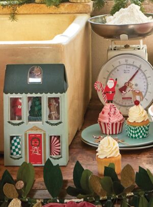 Χριστουγεννιάτικο Cupcake Kit Festive House, Meri Meri! Σετ για cupcakes με χριστουγεννιάτικα στοιχεία. Ετοιμαστείτε για το χριστουγεννιάτικο πάρτι σας και στολίστε τα cupcakes σας ,αλλά και οποιαδήποτε άλλη λιχουδιά, με αυτό το υπέροχο σετ. Ολοκληρώστε τη διακόσμηση με πιάτα, χαρτοπετσέτες, ποτήρια, διακοσμητικά κ.ά. του ιδίου θέματος. Αποτελεί, φυσικά, ιδανικό δωράκι για όσους λατρεύουν να δημιουργούν γιορτινά εδέσματα! Πρωτότυπη συσκευασία γιορτινό σπιτάκι, κατασκευασμένη από βιώσιμο χαρτί F